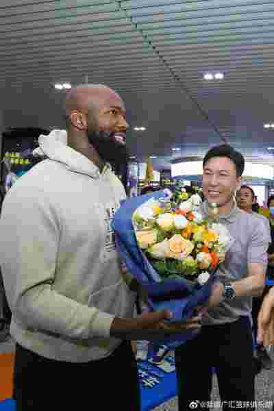 公牛队险胜尼克斯，保住季后赛希望