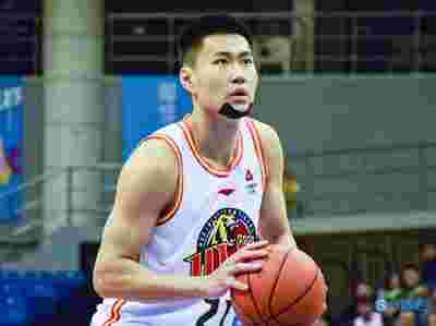 詹姆斯狂砍50分带领湖人击败勇士