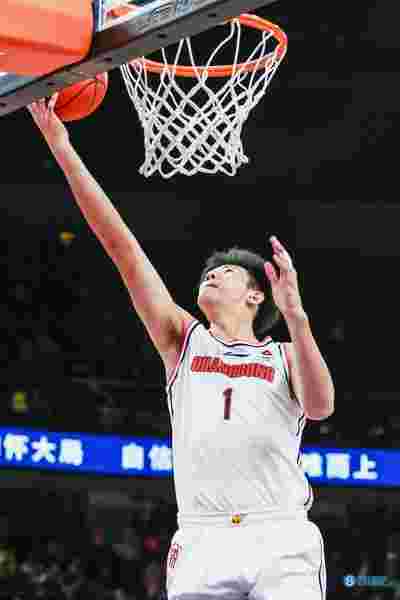 詹姆斯砍下三双，领导骑士击败尼克斯